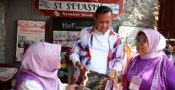 Wali Kota Bekasi, Tri Adhianto, mengunjungi Rumah Batik Lansia Selasih di RW 09, Kelurahan Jatiluhur, Kecamatan Jatiasih, Kota Bekasi, Selasa, 5 Agustus 2025. (Sumber: Dok Humas Pemkot Bekasi)