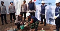 Prosesi peletakan batu pertama pembangunan SPPG di Polsek Bekasi Selatan, Kota Bekasi, Rabu, 6 Agustus 2025. (Sumber: POSKOTA | Foto: Nurpini Aulia Rapika)