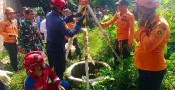 Petugas BPBD Kabupaten Bogor mengevakuasi jasad wanita yang ditemukan tewas di sumur tetangganya, Kampung Babakan Sebrang, Kelurahan Babakan, Kecamatan Ciseeng, Rabu, 6 Agustus 2025. (Sumber: Dok. BPBD Kabupaten Bogor)