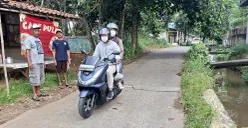 Pengendara melintas di Jalan Enggram, Kelurahan Sawangan Baru, Kota Depok, Rabu, 6 Agustus 2025. (Sumber: POSKOTA | Foto: Angga Pahlevi)