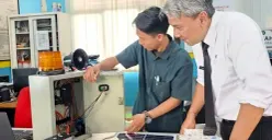 Petugas memasang alat EWS di kawasan Beji, Kota Depok. (Sumber: Istimewa)