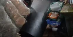 Sebuah pipa besar berukuran besar menimpa sembilan lapak pedagang di bawah Tol Wiyoto Wiyono, KM 23.500, Rabu, 6 Agustus 2025, pukul 20.10 WIB. (Sumber: Dok. PJR Polda Metro Jaya)