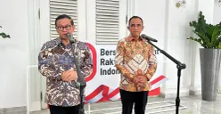 Gubernur Jakarta, Pramono Anung bersama Gubernur Sulawesi Tengah, Anwar Hafid usai pertemuan di Balai Kota DKI Jakarta, Kamis, 7 Agustus 2025. (Sumber: POSKOTA | Foto: M Tegar Jihad)