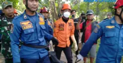 Petugas membawa jasad M yang ditemukan tewas, pada Kamis 7 Agustus 2025, di Kali Ciluer, Kampung Pasirkakapa, Desa Sukaraja, Kabupaten Bogor. (Sumber: BPBD)