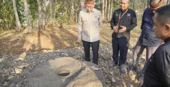Menteri Kebudayaan Republik Indonesia (RI), Fadli Zon, mengunjungi situs Batu Lulumpang di Kabupaten Garut. (Sumber: POSKOTA | Foto: Gatot Poedji Utomo)