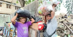 Maat (kanan), sudah 24 tahun berjuang menjadi petugas kebersihan di Kelurahan Pejuang, Kecamatan Medan Satria, Kota Bekasi. Di awal, ia mengaku hanya mendapatkan bayaran sebesar Rp150 ribu per bulan. (Sumber: Poskota/Nurpini Aulia Rapika)