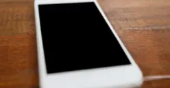 Ilustrasi smartphone blank layar. (Sumber: Freepik/ awesomecontent)