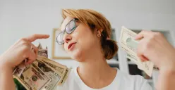 Ilustrasi - dapat uang dari aplikasi penghasil uang. (Sumber: Pexels/Kaboompics.com)