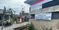 Spanduk proter warga di Kampung Lebaksari, Desa Mekarsari, Ngamprah, Kabupaten Bandung Barat, Selasa, 12 Agustus 2025. (Sumber: Poskota/Gatot Poedji Utomo)