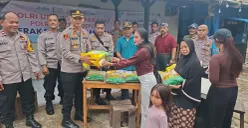 Kapolsek Bojongsari, Kompol Fauzan Thohari, memberikan beras murah kepada masyarakat yang membeli. Program Pangan Murah tersebut mendapat animo masyarakat cukup tinggi. (Sumber: POSKOTA | Foto: Angga Pahlevi)