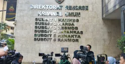 Sejumlah awak media menunggu kedatangan Mantan Ketua Komisi Pemberantasan Korupsi (KPK) Abraham Samad di Gedung Direktorat Reserse Kriminal Umum Polda Metro Jaya, Jakarta Selatan, Rabu, 13 Agustus 2025. (Sumber: Poskota/Ali Mansur)