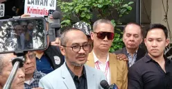 Mantan Ketua KPK, Abraham Samad memenuhi panggilan sebagai saksi kasus tudingan ijazah palsu Jokowi di Mapolda Metro Jaya, Jakarta Selatan, Rabu, 13 Agustus 2025. (Sumber: Poskota/Ali Mansur)