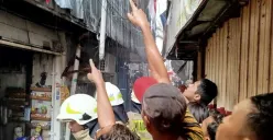 Sejumlah warga menunjuk ke salah satu bangunan rumah dalam insiden kebakaran hebat  di permukiman padat kawasan Tambora, Jakarta Barat, Rabu, 13 Agustus 2025. (Sumber: Damkar)