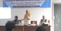 Para mahasiswa KKN dan Tim Dosen Unma Banten, saat melakukan kegiatan pelatihan Sipikat di Desa Tegal Wangi, Kecamatan Menes, Pandeglang. (Sumber: UNMA Banten)