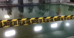 Garis polisi dipasang setelah 2 siswi tewas tenggelam di kolam renang milik SDIT Ibnul Jazari, Kabupaten Bekasi. (Sumber: POSKOTA | Foto: Nurpini Aulia Rapika)