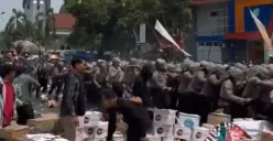 Bentrokan antara massa demonstran dengan aparat dalam aksi protes yang terjadi di Pati, Jawa Tengah, Rabu, 13 Agustus 2025. (Sumber: X/@iniahmaad)
