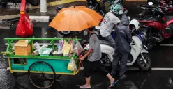 BMKG memprediksi sejumlah wilayah Jakarta akan diguyur hujan pada sore hari. (Sumber: Poskota/Bilal Nugraha Ginanjar)
