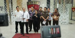 Kepala Pusat Penerangan Hukum (Kapuspenkum) Kejagung, Anang Supriatna (kemeja putih) di Gedung Bundar Kejaksaan Agung, Jakarta Selatan. (Sumber: Kejagung)