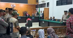 Terdakwa Mulyana saat mendengar putusan mati di PN Serang. (Sumber: POSKOTA | Foto: Rahmat Haryono)