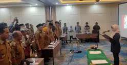 Bupati Pandeglang, Dewi Setiani, mengukuhkan 102 mantan kades untuk kembali menjabat selama 2 tahun pada Kamis, 14 Agustus 2025. (Sumber: POSKOTA | Foto: Samsul Fatoni)