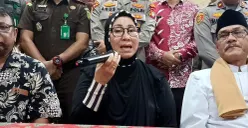 Putri Yeni alias Umi Cinta, ketua pengajian di Perumahan Dukuh Zamrud, yang diduga menyimpang menyampaikan keterangan kepada media seusai memenuhi panggilan MUI Kota Bekasi, Kamis, 14 Agustus 2025. (Sumber: POSKOTA | Foto: Nurpini Aulia Rapika)