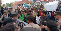Massa yang jumlahnya seratusan melakukan aksi unjuk rasa di depan Pendopo Bupati Pandeglang, menolak kerja sama penampungan sampah dari Kota Tangsel. (Sumber: POSKOTA | Foto: Samsul Fatoni)
