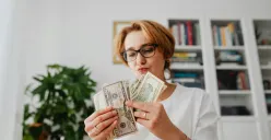 Ilustrasi - Investasi dengan gaji UMR. (Sumber: Pexels/Kaboompics.com)