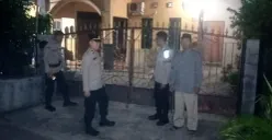 Petugas piket dan Reskrim Polsek Cimanggis melakukan olah TKP kasus penjambretan yang dialami seorang IRT di Tugu, Cimanggis, Kota Depok. (Sumber: Dok Polsek Cimanggis)