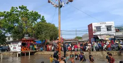 Warga Kampung Asem, Kelurahan Margamulya, Kecamatan Bekasi Timur, Kota Bekasi antusias mengikuti berbagai lomba khas Agustusan dalam rangka perayaan HUT ke-80 RI. (Sumber: POSKOTA | Foto: Nurpini Aulia Rapika)