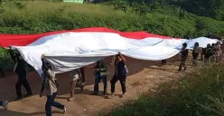 Puluhan Mapala saat membentangkan bendera Merah Pitih di kawasan TPA Bangkonol, Kecamatan Koroncong, Kabupaten Pandeglang, Minggu, 17 Agustus 2025. (Sumber: Dok. Mapala Banten)