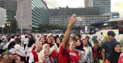 Kawasan Bunderan HI, Jakarta Pusat, ramai dipadati masyarakat yang ingin menikmati hiburan rakyat pada hari Kemerdekaan RI ke-80, Minggu, 17 Agustus 2025. (Sumber: POSKOTA | Foto: Pandi Ramedhan)