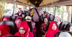 Warga Kota Depok yang diberangkatkan ke Monas, Jakarta Pusat, dalam peringatan HUT ke-80 RI, Minggu, 17 Agustus 2025. (Sumber: Dok. Polsek Bojongsari)