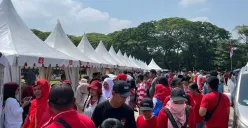Situasi antren makanan gratis di lapangan sisi Selatan Monas, Jakarta Pusat, Minggu, 17 Agustus 2025. (Sumber: Poskota/Muhammad Tegar Jihad)