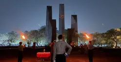 Suasana khidmat apel kehormatan di Taman Makam Pahlawan Bulak Kapal, Kota Bekasi, Minggu 17 Agustus 2025, dini hari WIB. (Sumber: Dok. Pemkot Bekasi)