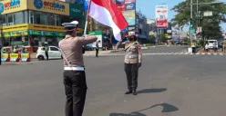 Pembacaan teks proklamasi dalam peringatan HUT ke-80 RI di persimpangan Jalan Margonda, Kelurahan Kemirimuka, Kecamatan Beji, Kota Depok, Minggu, 17 Agustus 2025. (Sumber: Poskota/Angga Pahlevi)