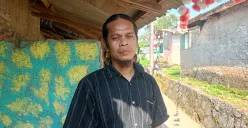 Hendra, Ketua RT 03 RW 07, Kampung Cigeger, Citeureup sudah tak aneh, melihat wilayahnya dihujani debu, walaupun tak separah kejadian pada Minggu, 10 Agustus kemarin. (Sumber: Poskota/Giffar Rivana)