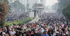 Warga berolahraga saat hari bebas kendaraan bermotor (HBKB) di kawasan Jalan Jenderal Sudirman, Jakarta, Minggu, 27 Juli 2025. (Sumber: Poskota/Bilal Nugraha Ginanjar)