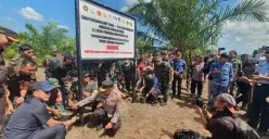 Satgas PKH RI menertibkan lahan sawit ilegal di Kabupaten Bombana, Sulawesi Tenggara, yang tidak sesuai dengan perizinan yang dimiliki. (Sumber: Dok. Kejagung RI)