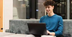 Cara mengatur kamera di Roblox laptop. (Sumber: Freepik/frimufilms)