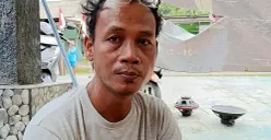 Endang Supriatna, 36 tahun, warga Desa Pasirtanjung, Kecamatan Cikarang Pusat, mengaku resah dan takut atas teror ketuk pintu. (Sumber: POSKOTA | Foto: Nurpini Aulia Rapika)