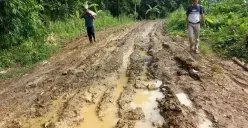 Kondisi jalan rusak berat di wilayah pedesaan Kecamatan Cibitung, Pandeglang. Infrastruktur jalan yang buruk disebut menjadi faktor utama masih banyaknya desa berstatus sangat tertinggal. (Sumber: Dok Warga)