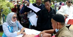 Pemprov DKI terus salurkan bansos bagi warga rentan. Dukung kesejahteraan lansia, penyandang disabilitas, dan anak dari keluarga kurang mampu melalui program KLJ, KPDJ, dan KAJ. Info selengkapnya di sini. (Sumber: dinsos.jakarta.go.id)