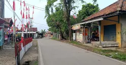 Suasana Desa Pasirtanjung, Kecamatan Cikarang Pusat, Kabupaten Bekasi, pada Selasa, 19 Agustus 2025, yang viral akibat maraknya isu teror ketuk pintu. (Sumber: POSKOTA | Foto: Nurpini Aulia Rapika)