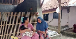 Aktivitas warga Kampung Papareyan Poncol, Desa Pasirtunjung, yang saat ini dibuat gelisah atas peristiwa teror ketok pintu pada dini hari. (Sumber: POSKOTA | Foto: Nurpini Aulia Rapika)