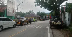 Polisi berjaga di TKP keributan antar suporter sepak bola tarkam di Desa Kalong Sawah, Kecamatan Jasinga, Kabupaten Bogor, Senin 18 Agustus 2025. (Sumber: Poskota/Giffar Rivana)