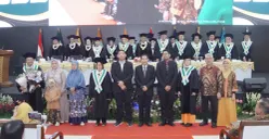 Bersama para Guru Besar UNAS dengan Guru Besar yang baru dikukuhkan didampingi para Keluarga masing-masing, di Gedung Auditorium UNAS, Senin, 18 Agustus 2025 (Sumber: Dok. UNAS)