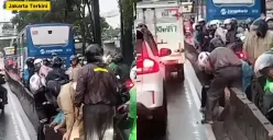 Sejumlah pemotor nekat jebol separator busway Transjakarta. (Sumber: Instagram/@jakarta.terkini)