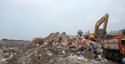 Sejumlah pekerja memilah sampah di kawasan TPAS Galuga, Kabupaten Bogor. Pemkab Bogor berencana menghapus sistem open dumping di lokasi tersebut dan menutup lahan dengan bronjong serta terasering. (Sumber: Poskota/Giffar Rivana)