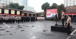 Wakapolres Metro Depok, AKBP Akmal memimpin upacara Hari Juang Polri di Lapangan Mapolrestro Depok, Kamis, 21 Agustus 2025. (Sumber: Poskota/Angga Pahlevi)
