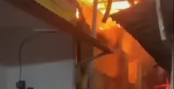 Kebakaran dua rumah tinggal di kawasan Kalideres, Jakarta Barat, pada Rabu, 20 Agustus 2025 malam menewaskan satu orang. (Sumber: Instagram/@jakartabarat24jam)